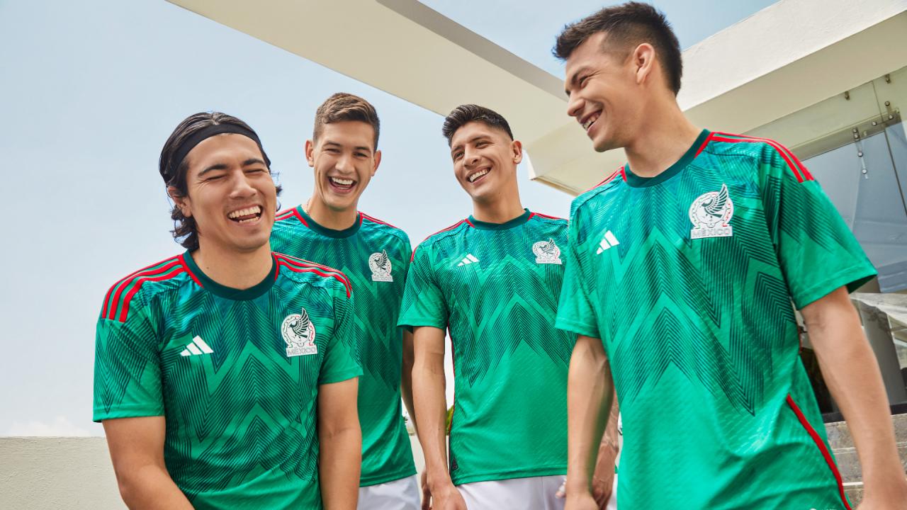 Provisional libro de bolsillo Recuperar Todos sobre la playera de la Selección Mexicana para Qatar 2022