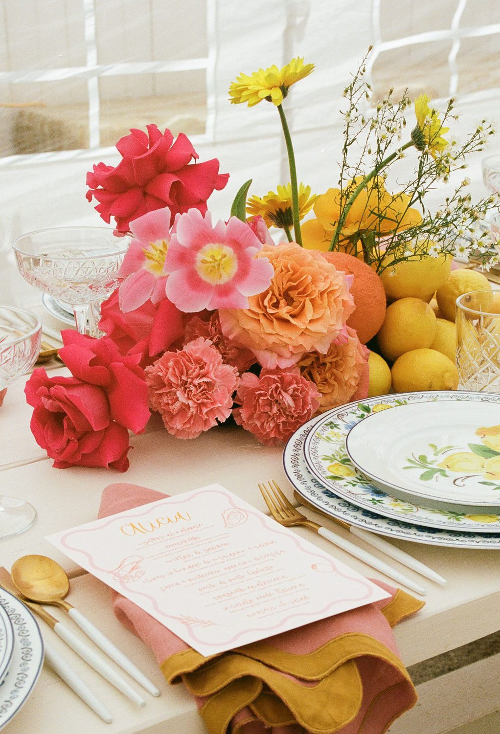 ¿Cómo ser el anfitrión perfecto de una cena inolvidable en casa? - tuscan-table-design-bright-fruity-florals-e1686057424720